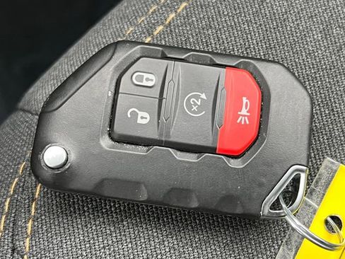 Used 2025 Jeep Wrangler Unlimited Sahara w/ Safety Group image 33