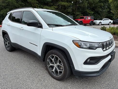 Used 2024 Jeep Compass Latitude AWD/4WD image 5