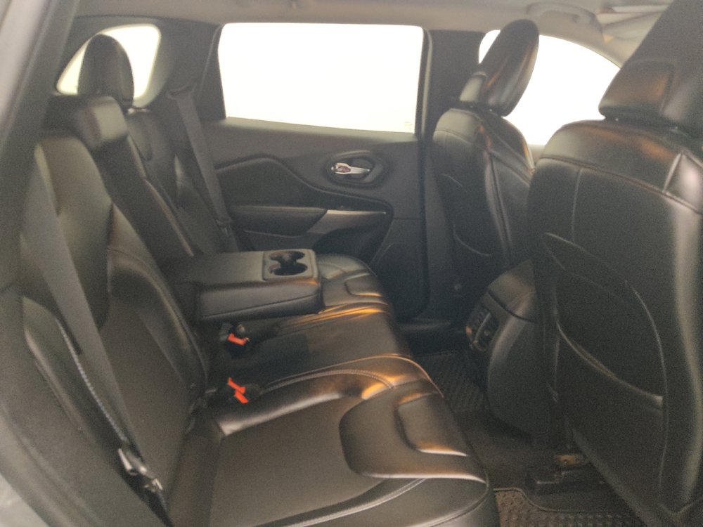 Used 2019 Jeep Cherokee Latitude Plus w/ Cold Weather Group AWD/4WD image 19