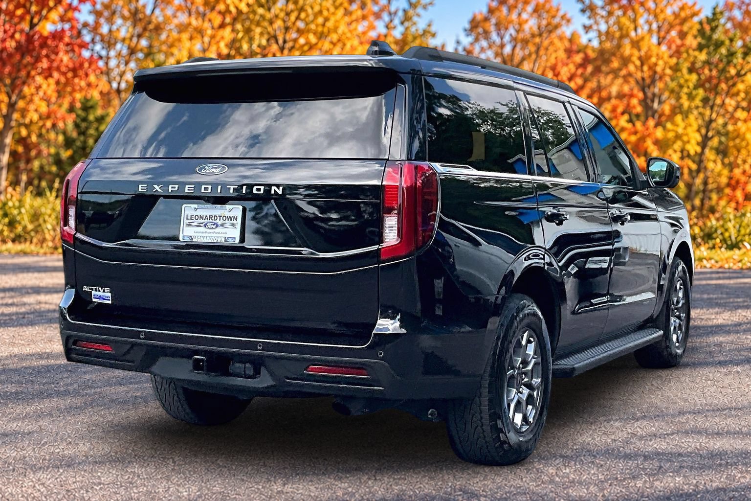 Certified 2025 Ford Expedition Active RWD image 2