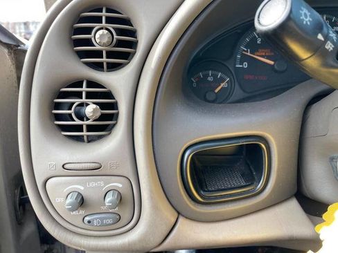 Used 2001 Pontiac Bonneville SE image 33