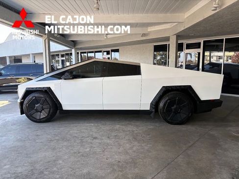 Used 2024 Tesla Cybertruck AWD Crew Cab image 7