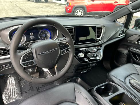 Used 2025 Chrysler Pacifica Select image 14