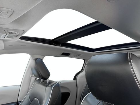 Used 2024 Chrysler Pacifica Limited FWD image 19