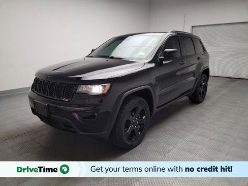 Used 2019 Jeep Grand Cherokee Laredo image 1