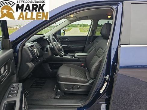 Used 2025 Nissan Pathfinder SV AWD/4WD image 18