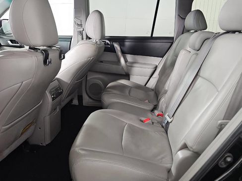 Used 2012 Toyota Highlander SE w/ Tow Pkg image 10