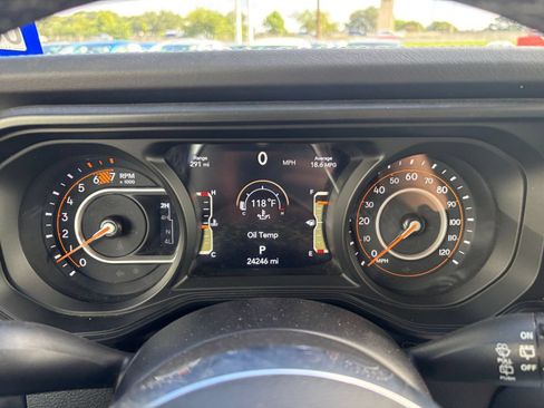 Used 2025 Jeep Wrangler Unlimited Sahara AWD/4WD image 38