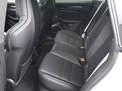 Certified 2025 Porsche Macan Turbo Electric AWD/4WD image 7