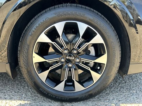 Used 2024 Kia Carnival EX FWD image 8