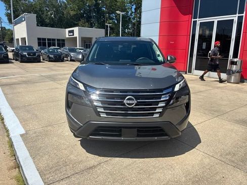 Used 2024 Nissan Rogue SV FWD image 2