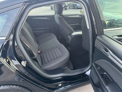 Used 2017 Ford Fusion SE w/ Fusion SE Technology Package image 16