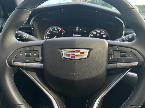 Used 2025 Cadillac XT6 Luxury image 32