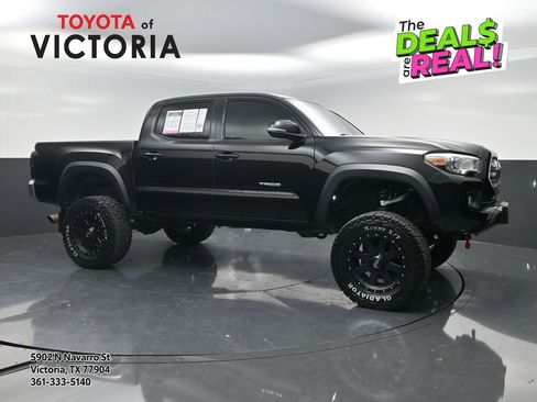 Used 2017 Toyota Tacoma TRD Off-Road w/ Tow Package (A/T) image 1
