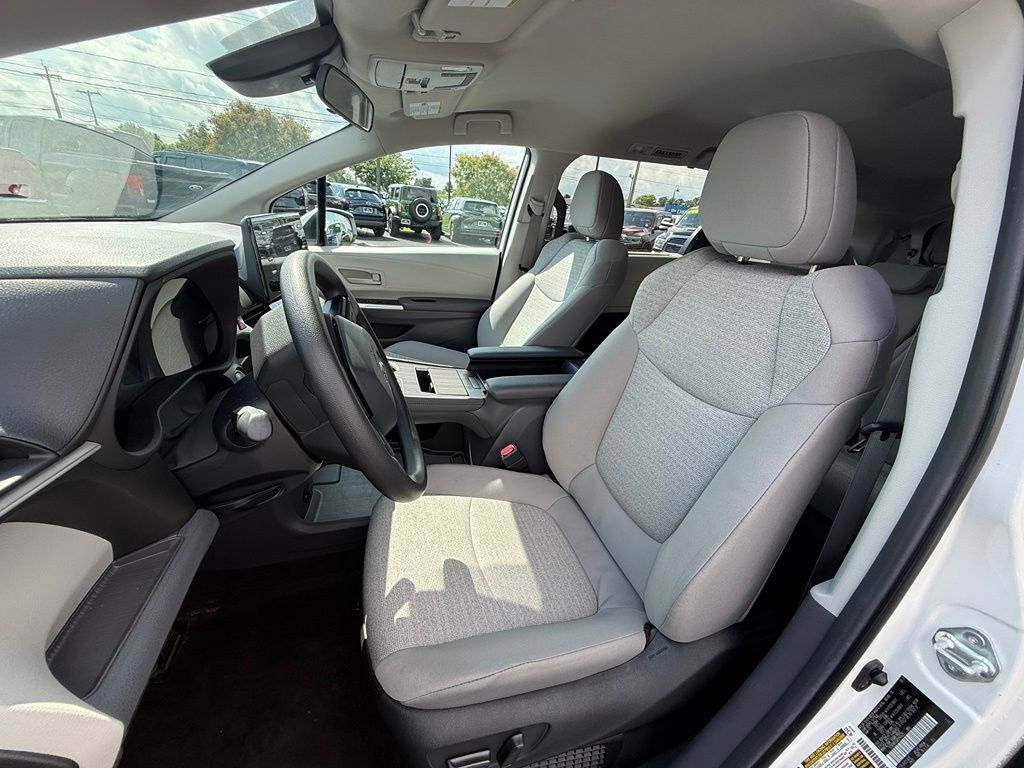 Used 2024 Toyota Sienna LE AWD/4WD image 13