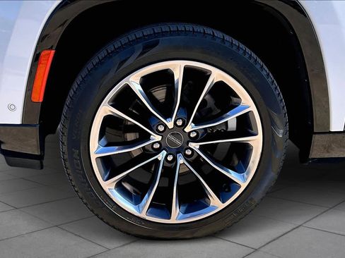 Used 2023 Jeep Wagoneer Series III w/ Premium Group I image 10