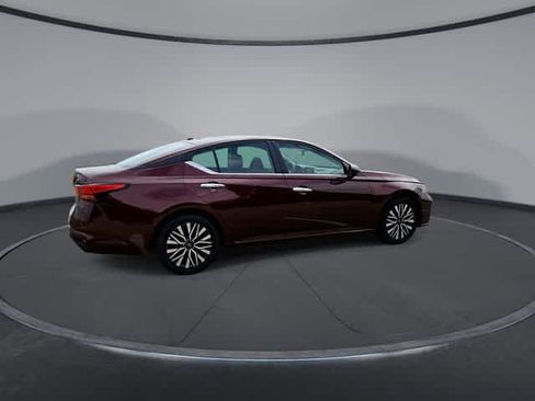 Used 2024 Nissan Altima 2.5 SV FWD image 8