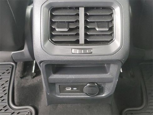 Used 2023 Volkswagen Tiguan SE image 26