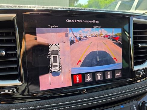 Used 2023 Chrysler Pacifica Touring-L FWD image 27