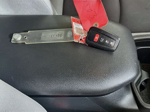 Used 2019 Toyota RAV4 XLE w/ Convenience Package FWD image 33