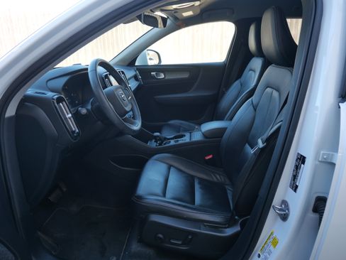 Used 2023 Volvo XC40 B5 Core image 8