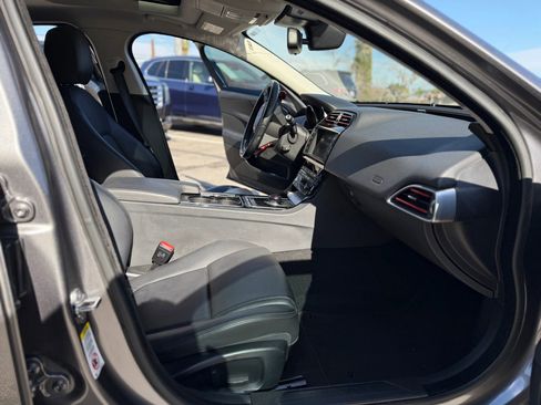 Used 2017 Jaguar XE Premium image 17