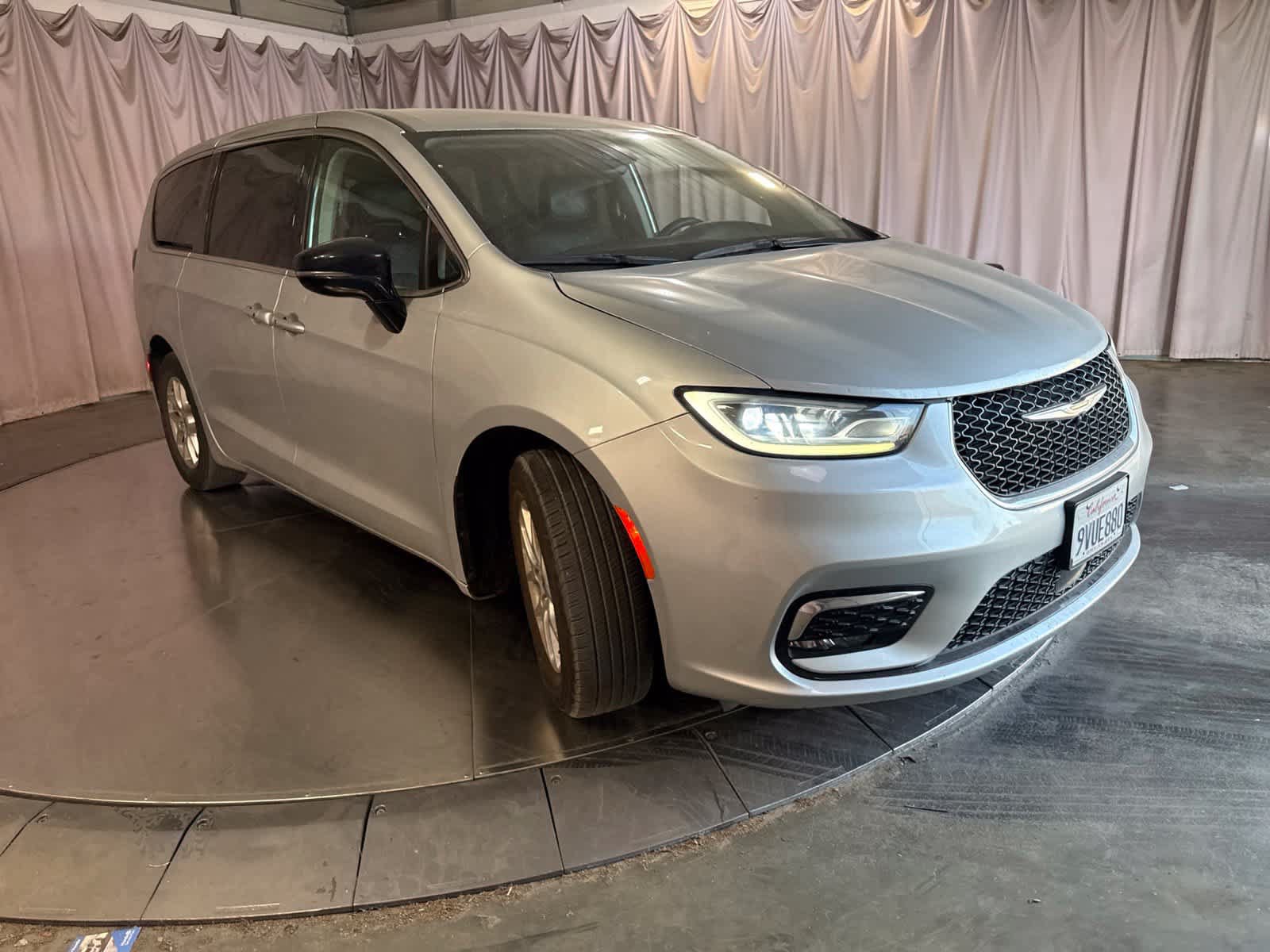 Used 2024 Chrysler Pacifica Touring-L FWD image 3