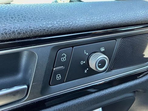 Used 2016 Volkswagen Touareg Sport image 20