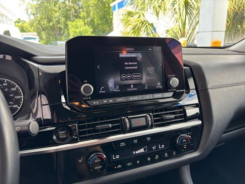 Used 2025 Nissan Pathfinder SV image 17