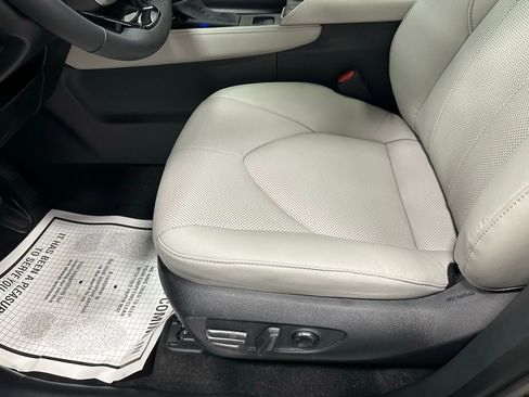 Used 2025 Toyota Grand Highlander AWD image 13
