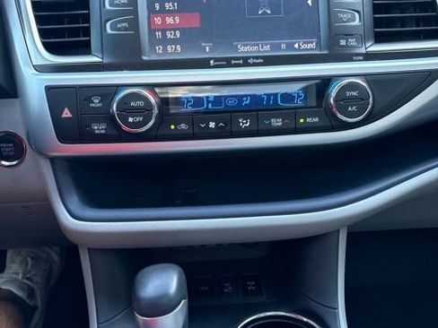 Used 2019 Toyota Highlander XLE AWD/4WD image 9