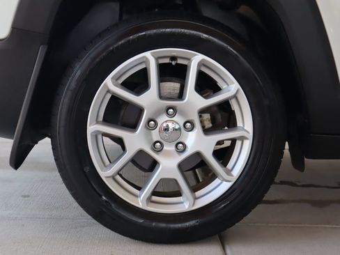 Used 2019 Jeep Renegade Latitude FWD image 12