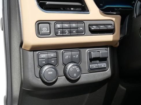 Used 2023 Chevrolet Suburban Premier w/ Advanced Technology Package AWD/4WD image 21