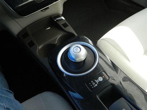 Used 2011 Nissan Leaf SL FWD image 22