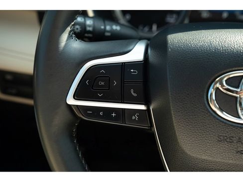 Used 2025 Toyota Highlander XLE FWD image 19
