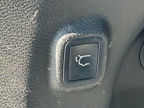 Used 2019 Jeep Cherokee Limited image 32