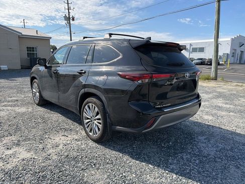 Used 2024 Toyota Highlander Platinum image 3