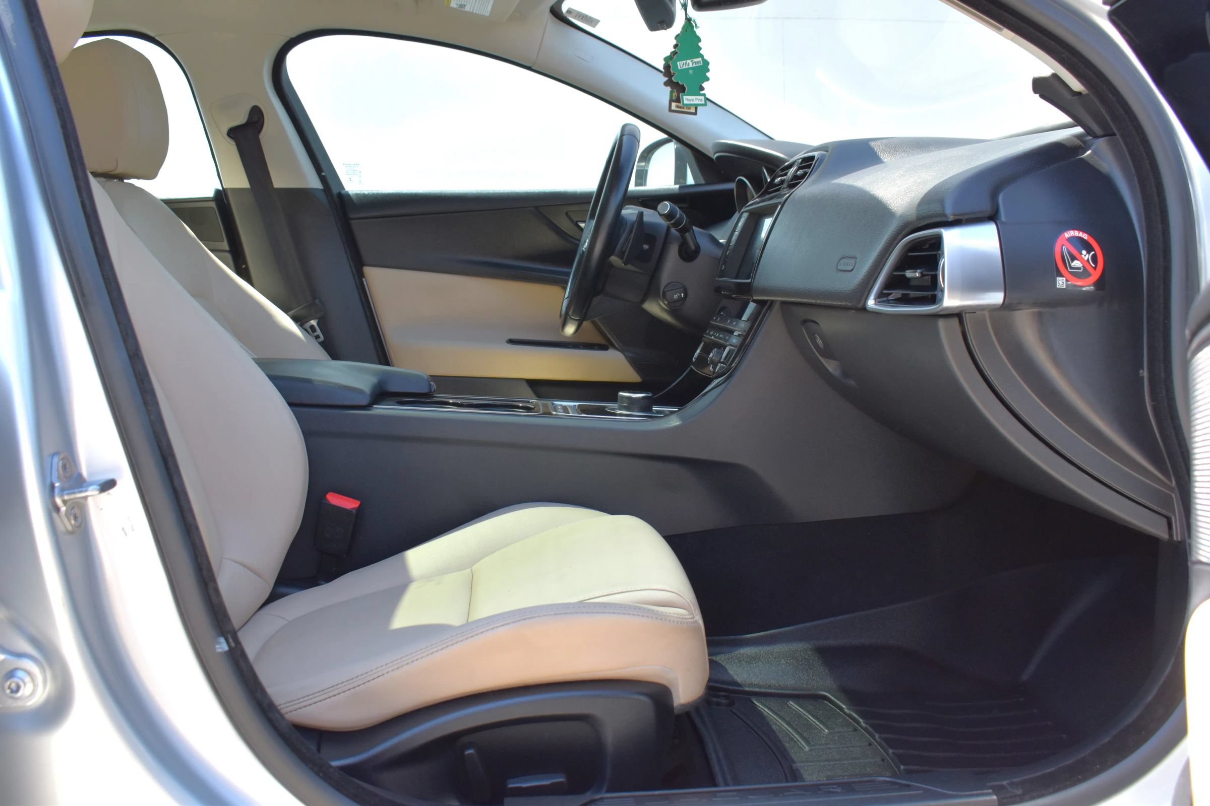 Used 2017 Jaguar XE Premium RWD image 48
