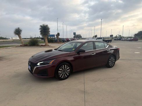 Used 2025 Nissan Altima 2.5 SV image 3