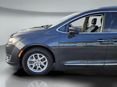 Used 2020 Chrysler Pacifica Touring-L image 31