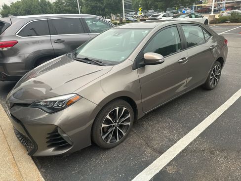 Used 2017 Toyota Corolla SE w/ Carpet Mat Package (TMS) FWD image 3