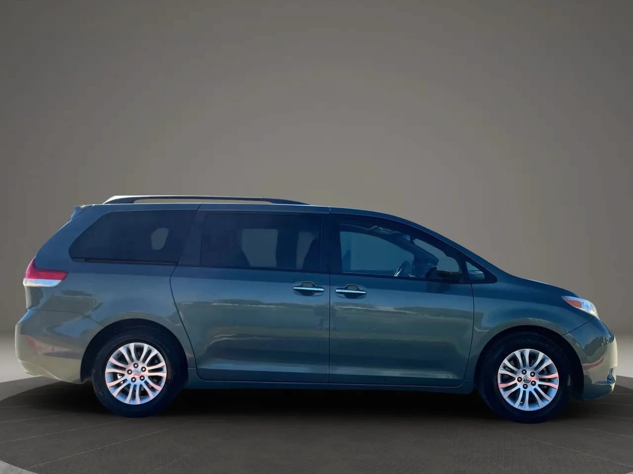 Used 2011 Toyota Sienna XLE w/ XLE Navigation Pkg FWD image 8