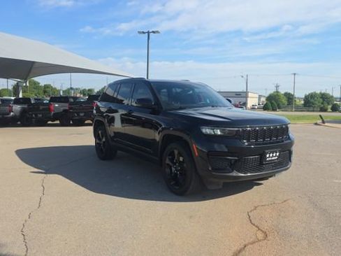 Used 2023 Jeep Grand Cherokee Altitude RWD image 4