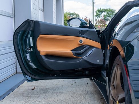 Used 2019 Ferrari Portofino RWD image 26
