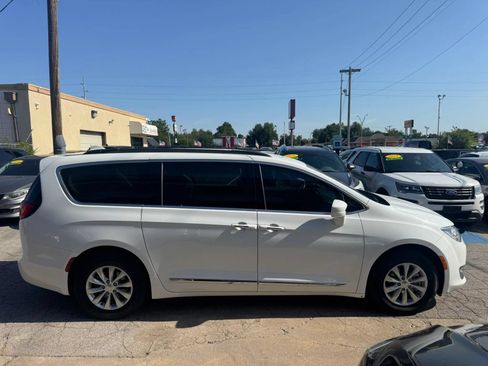 Used 2017 Chrysler Pacifica Touring-L FWD image 5