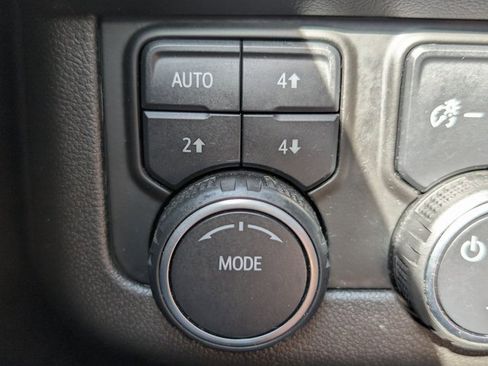 Used 2023 Chevrolet Suburban High Country image 29