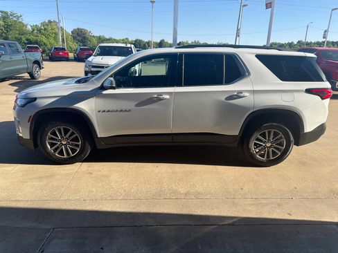 Used 2023 Chevrolet Traverse LT FWD image 3