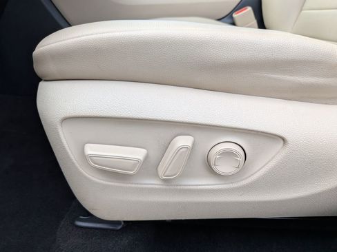 Used 2023 Toyota Highlander XLE FWD image 14