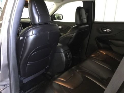 Used 2019 Jeep Cherokee Latitude Plus AWD/4WD image 37