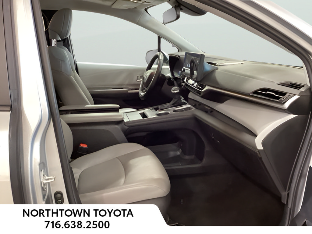 Used 2025 Toyota Sienna XLE FWD image 11